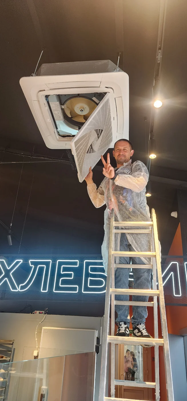 Специалист Климат в Дом обслуживает потолочный кассетный кондиционер